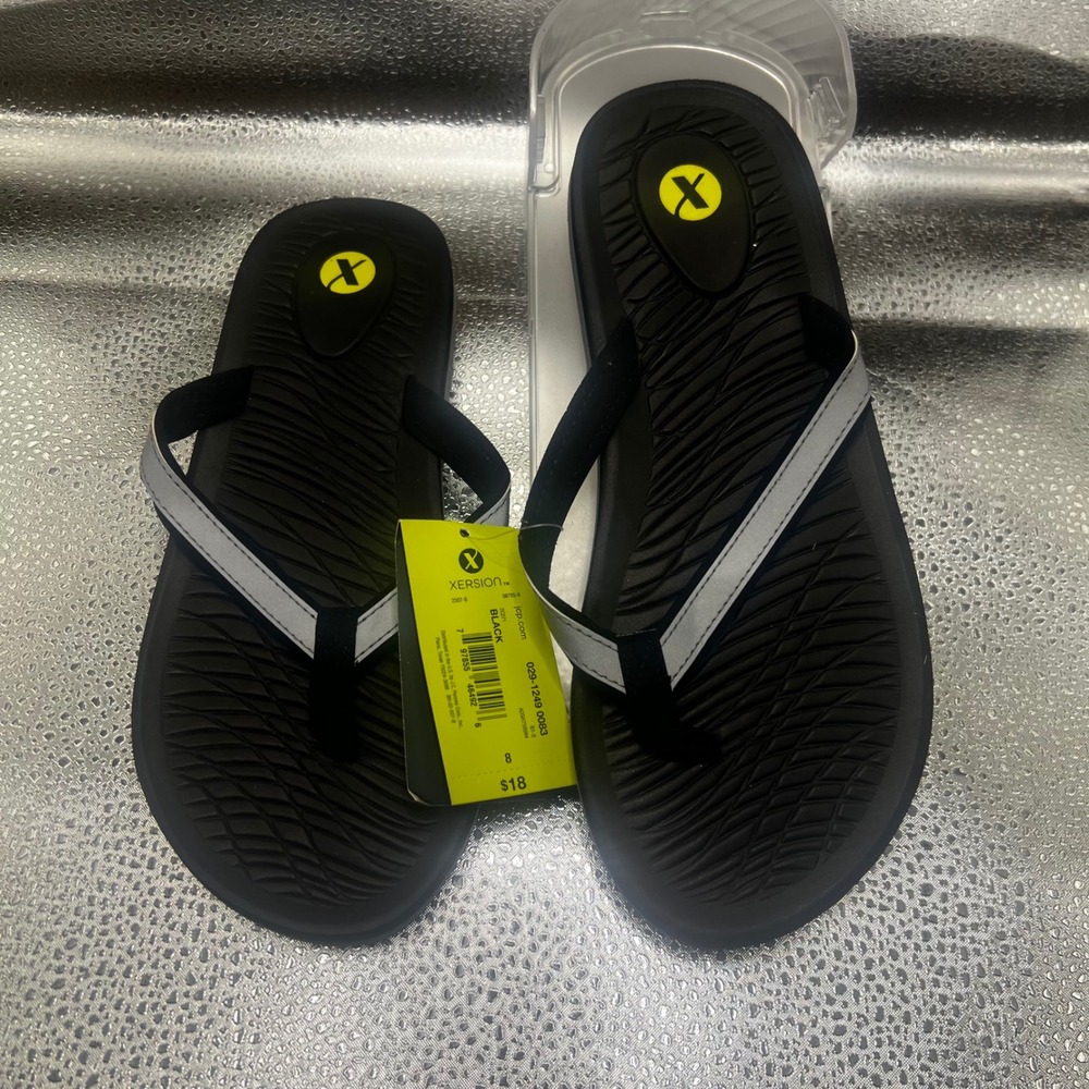 Xersion Womens Black Reflective Athletic Flip Flops Thong Sandals Size 8 NWT